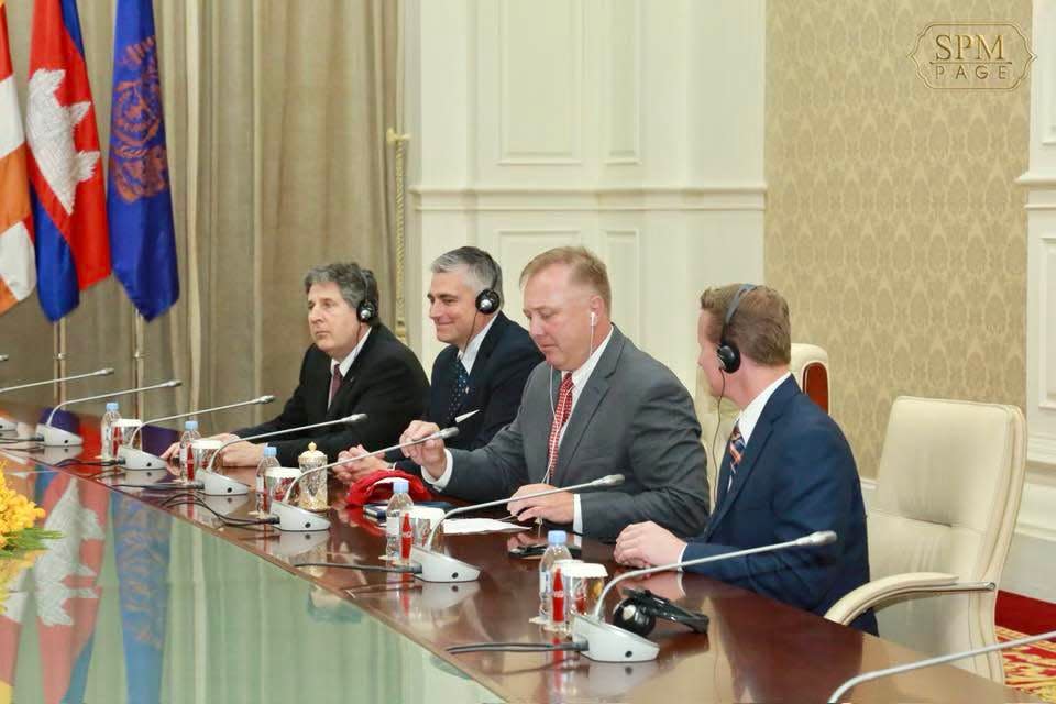 Mike Leach, far left, sits next to Michael Baumgartner during a 2018 meeting with the Cambodian prime minister.