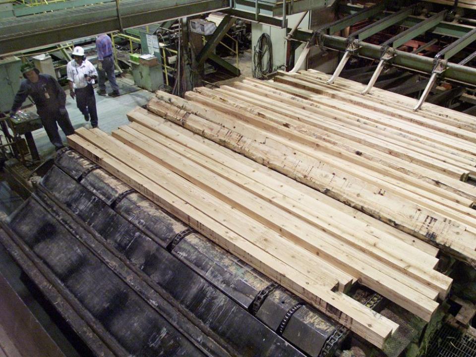  A worker controls a hopper full of cedar lumber at Interfor Corp.’s Hammond Cedar Mill in Maple Ridge, B.C.