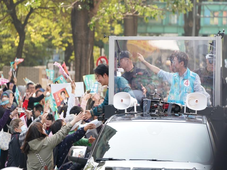 賴清德在路上車隊台中陪同中六選區立委候選人江肇國車隊掃街。（圖：江肇國競總提供）