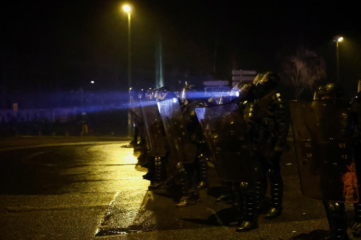 La police se tient en position lors des rassemblements contre les violences policières, le 30 mars à Nantes (crédit : REUTERS/Stephane Mahe)