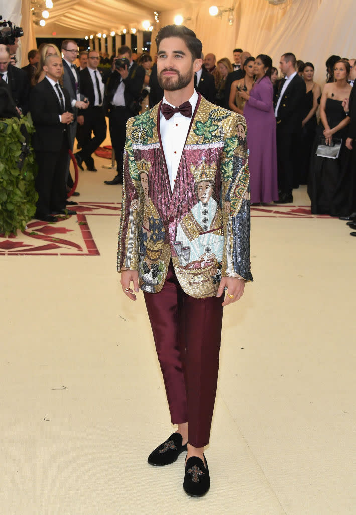 <p>After recently playing Versace’s killer, the actor wore a Dolce & Gabbana creation with his own face on it. (Photo: Getty Images) </p>