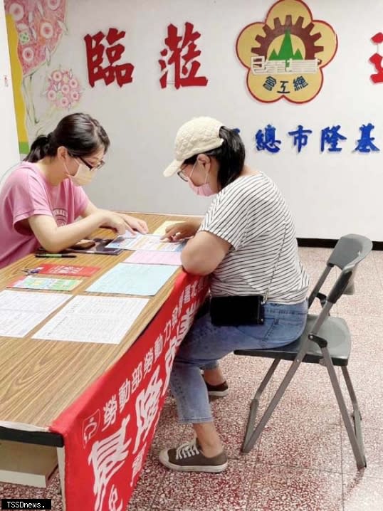 北分署基隆就業中心運用走動式駐點服務，協助中高齡婦女旅宿業火速上工。（基隆就業中心提供）