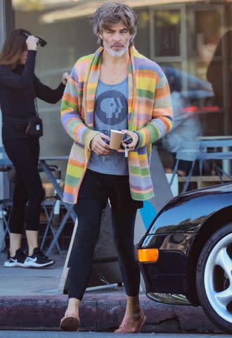 Chris Pine pairs tank shirt with short-shorts and tights for a morning  dance class. #ChrisPine Photos: Backgrid