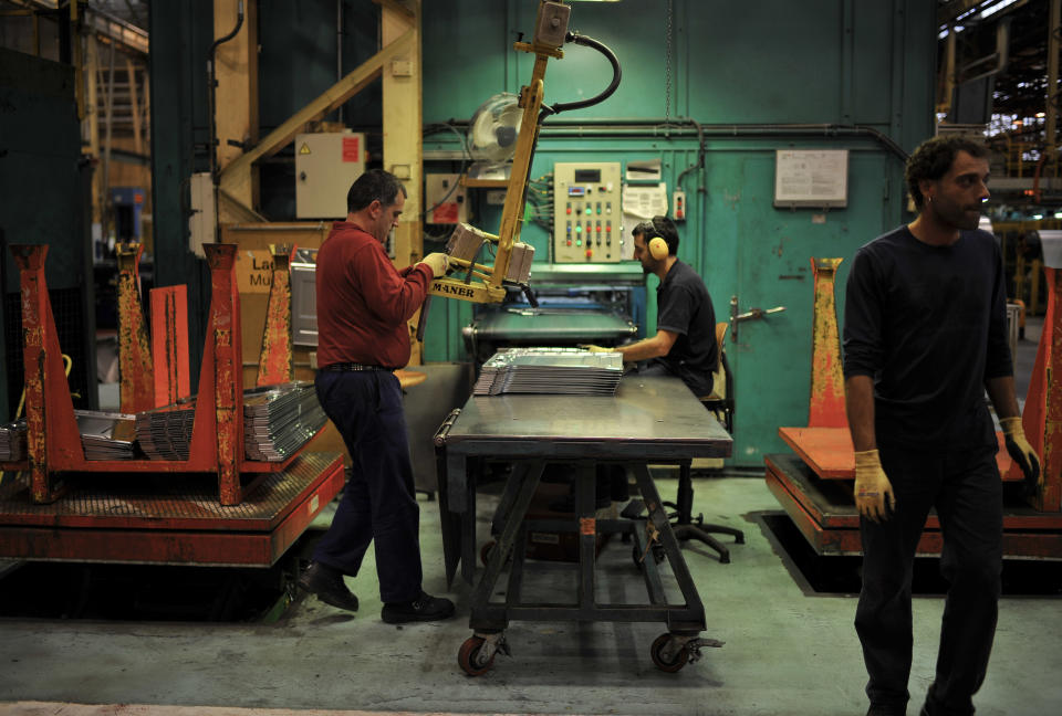 Empleados de la fábrica Fagor, parte de la cooperativa Mondragón, en Arrasate, España. (Foto AP/Alvaro Barrientos)