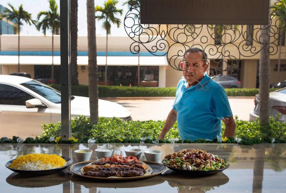 Un transeúnte observa una muestra de carne marinada de ternera, cordero y pollo con arroz y ensalada en Shahs of Kabob en Coral Gables.