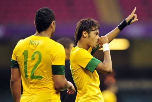 Goleador de la selección de Brasil Neymar celebra tras conquistar su tercer gol en el debut de los Juegos Olímpicos ante Egipto en el Millennium Stadium de Cardiff, Gales el 26 de julio de 2012. (AFP | glyn kirk)