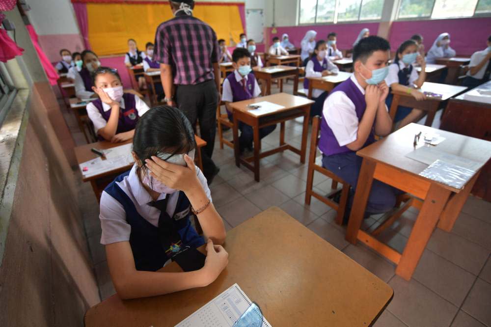 Students sit for their UPSR examination despite the thick haze blowing across Sarawak. ― Bernama pic