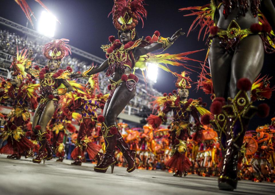 Twenty injured after float crashes at Rio Carnival