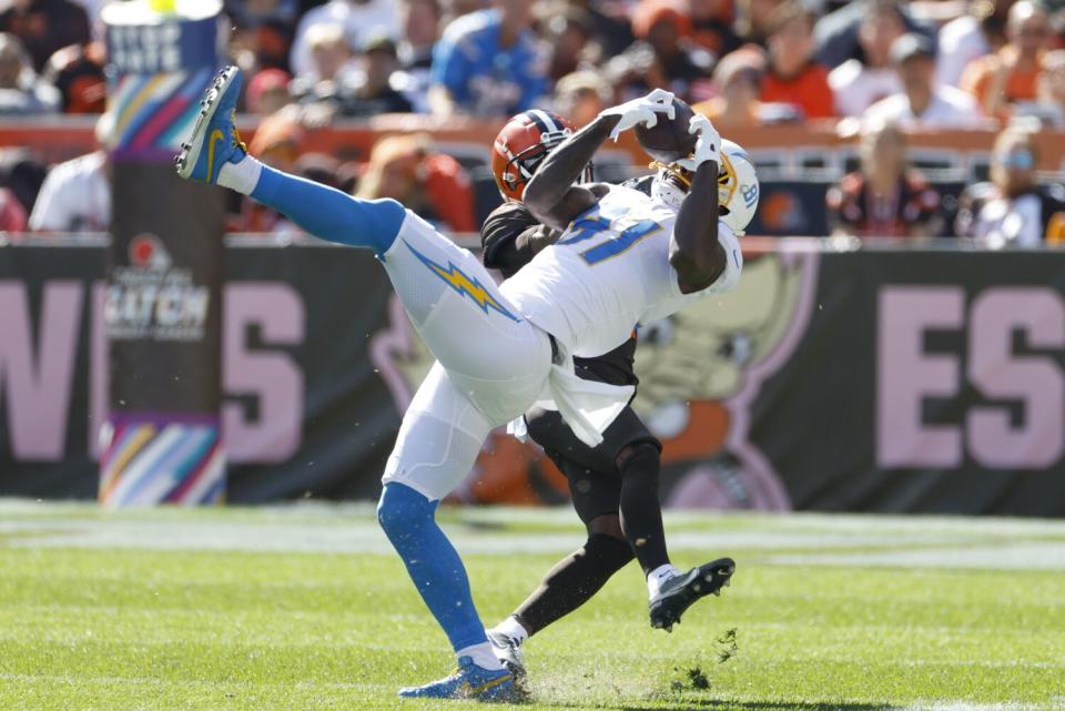 The Chargers' Chargers Mike Williams (81) makes one of his 10 catches against Denzel Ward (21) and the Browns.