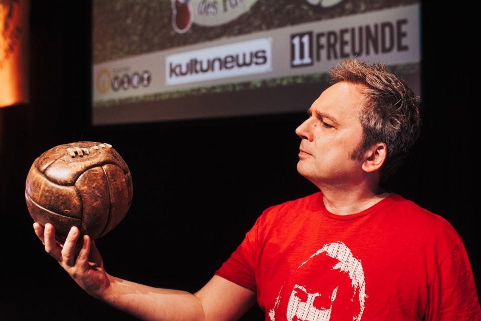 Betrachtungen des Balls: Arnd Zeigler ist seit sieben Jahren auch mit Bühnenprogrammen unterwegs. Mit Philipp Köster hostet er den "11 Freunde"-Fußball-Podcast "Zeigler & Köster", mit eigenen Gästen spricht er im Podcast "Ball You Need Is Love" über sein Lieblingsthema. (Bild: )