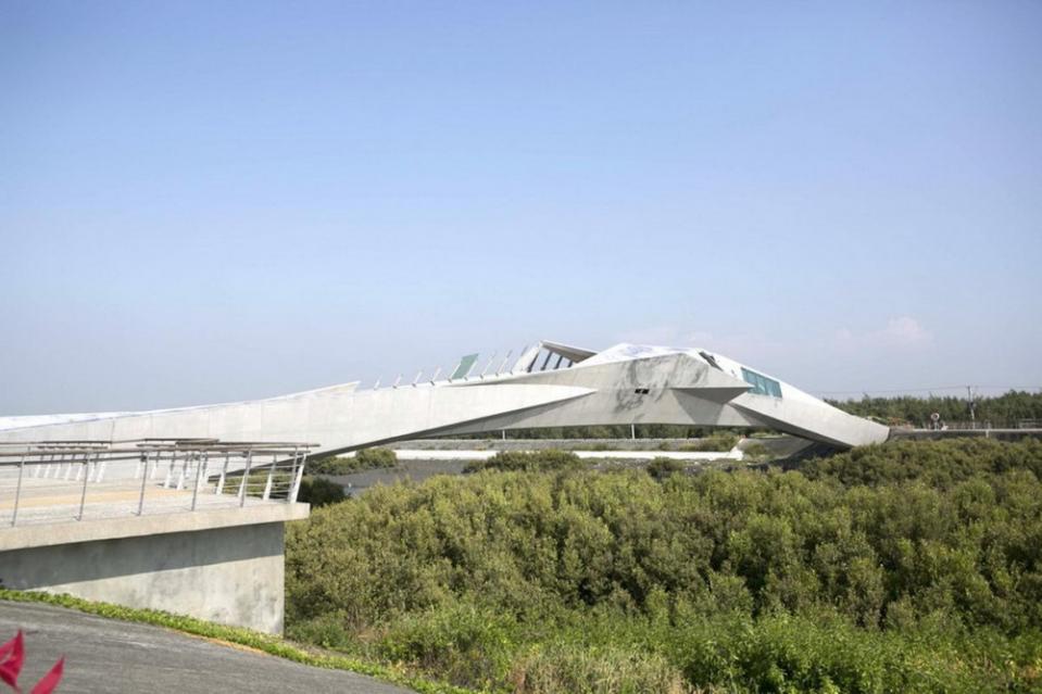 王功生態景觀橋93年並榮獲國際性建築大獎「遠東建築獎」，是國際知名的橋樑。