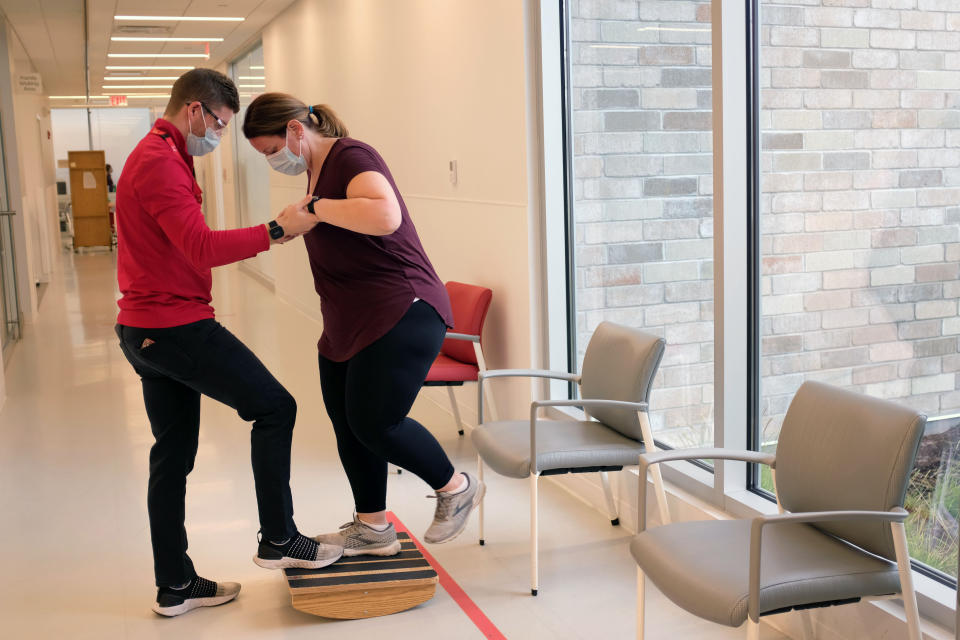 Una paciente con COVID-19 prolongada en Burr Ridge, Illinois, recibe terapia física para algunos de sus síntomas el 6 de octubre de 2021. (Alex Wroblewski/The New York Times)