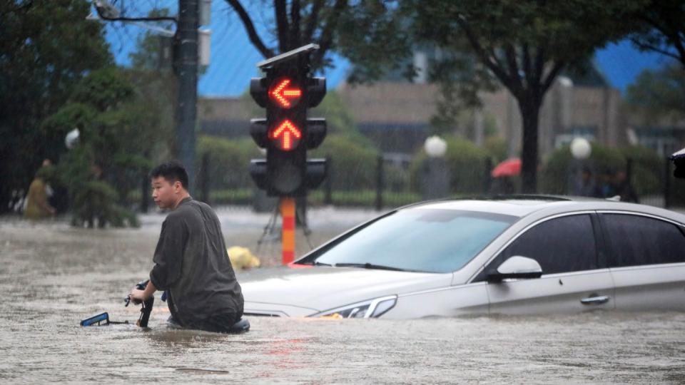 Überflutete Straße in Zhengzhou. Die chinesischen Behörden haben die Zahl der Todesopfer der Überschwemmungen deutlich angehoben.