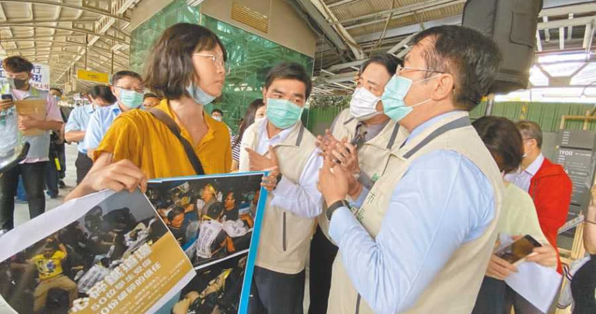 台南市長黃偉哲15日參加台南火車站120周年特展，遭學生突襲，黃偉哲傾聽學生訴求。（圖／中國時報曹婷婷攝）