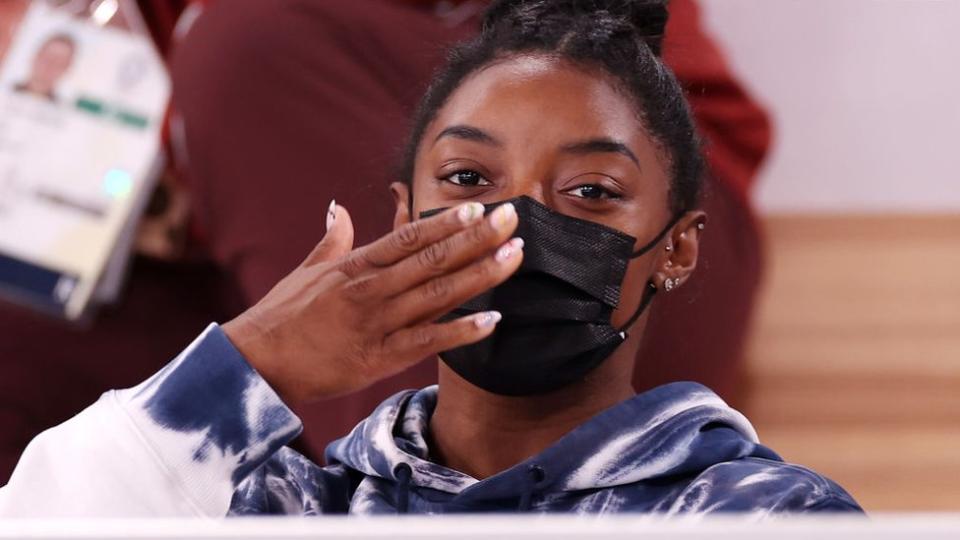 Simone Biles manda un beso a sus fanáticos