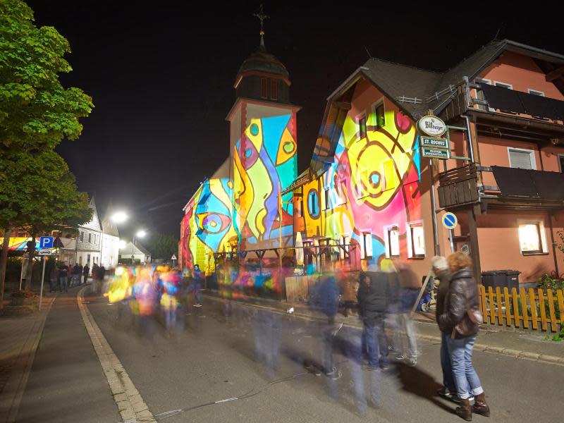 Auch eine Kirche ist von einer Lichtmalerei Schabbachs beleuchtet. Foto: Thomas Frey