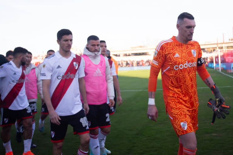 Armani lidera al plantel de River hacia el vestuario después de caer ante Barracas Central por 2-1