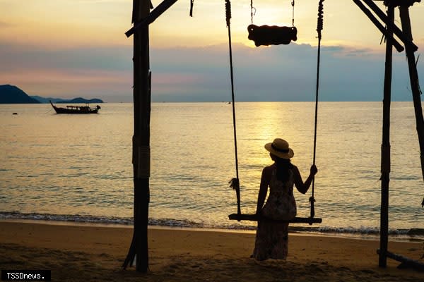 泡在泳池或到海灘都能欣賞最美日落。（圖：Renaissance Pattaya Resort & Spa提供）