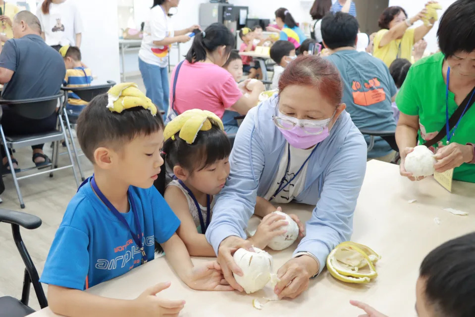 老幼協力完成柚子造型