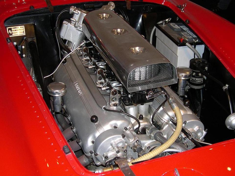 經過多次改進的Lampredi 4.5升 V12引擎被搭載在FERRARI 375 F1賽車上，該款引擎最大輸出功率340馬力。