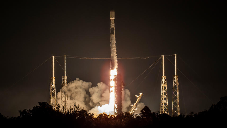     Eine SpaceX Falcon 9-Rakete startet am 28. Juli 2024 23 Starlink-Satelliten von Florida aus. 