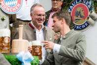 Nach dem Spiel gegen Hoffenheim wurde gemunkelt: Thomas Müller sei nur noch ein Notnagel für die Bayern. Dem FCB-Star schienen die Gerüchte auf der Wiesn jedoch völlig schnuppe zu sein. In Gesellschaft von Karl-Heinz Rummenigge war der waschechte Bayer jedenfalls in bester Stimmung. (Bild: dpa)