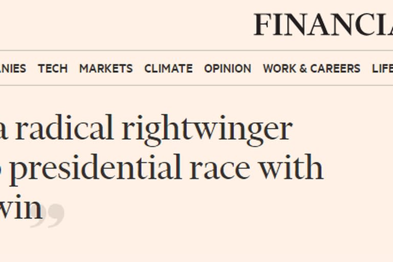 "El ultraderechista argentino revoluciona la carrera presidencial con una victoria en las primarias", el título del Financial Times