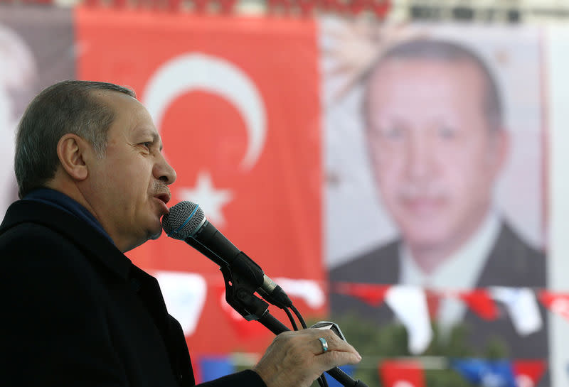 Le président turc Recep Tayyip Erdogan, ardent défenseur de la réforme constitutionnelle soumise à référendum qui renforcerait ses pouvoirs, a réagi au refus samedi à l'avion du ministre turc des Affaires étrangères l'autorisation d'atterrir à Rotterdam, en traitant les Pays-Bas de "vestiges nazis" et de "fascistes". /Photo prise le 11 mars 2017/REUTERS/Presidential Palace/Kayhan Ozer