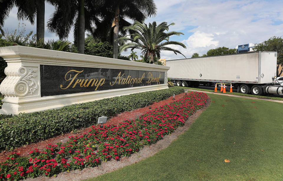 The Trump Organization también posee o administra resorts de golf, como el Trump National Doral Miami, con cinco campos, 700 habitaciones de hotel, spa y espacios para eventos. Desde que el magnate es presidente de Estados Unidos, su valor ha caído en 70 millones de dólares (60 millones de euros). (Foto: Joe Raedle / Getty Images).