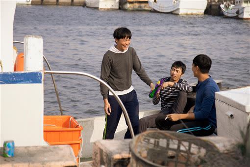 黃鐙輝、孫綻、余思達飾演越南移工，挑戰不洗澡、練越南語。（圖／民視提供）