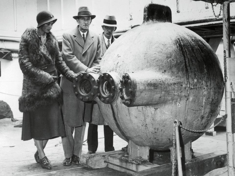 Gloria Hollister, William Beebe, and John Teevan with the bathysphere in 1932.