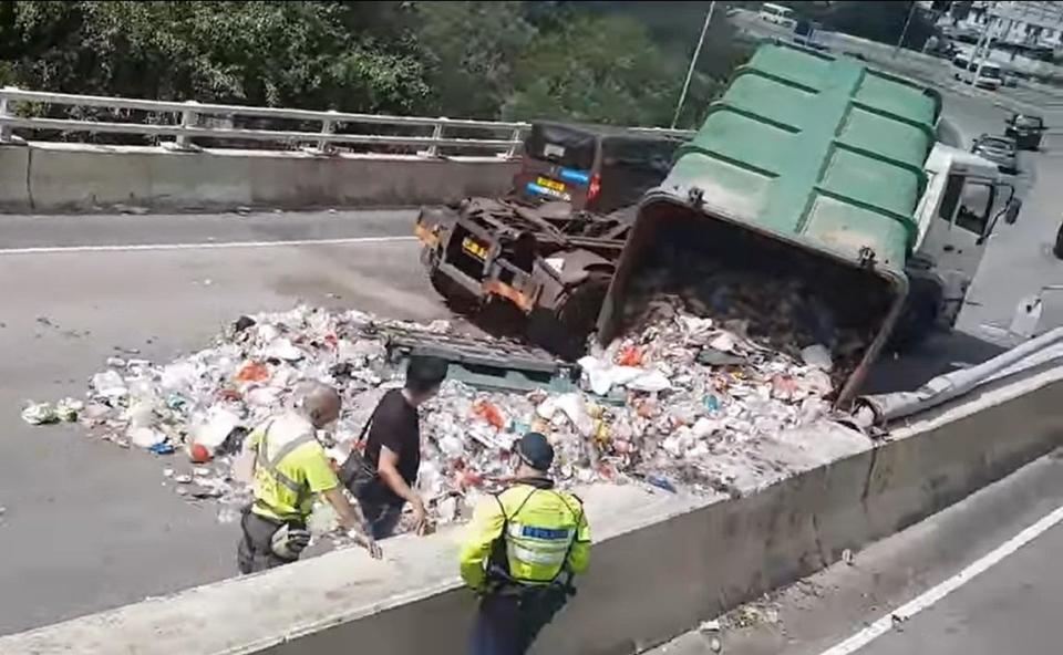 肇事垃圾車車斗脫落及翻側，垃圾散滿一地。(香港突發事故報料區@fb圖)