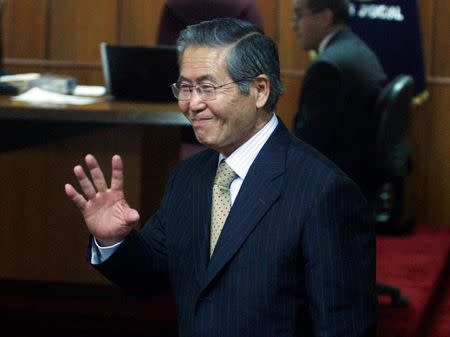 FILE PHOTO: Peru's former president Alberto Fujimori arrives to attend his trial at the Special Police Headquarters in Lima, Peru, December 10, 2007.REUTERS/Mariana Bazo/File Photo