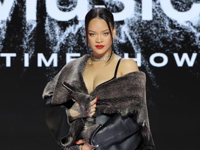 Celebs and Fans React to Pregnant Rihanna's High-Flying Super Bowl Halftime  Performance