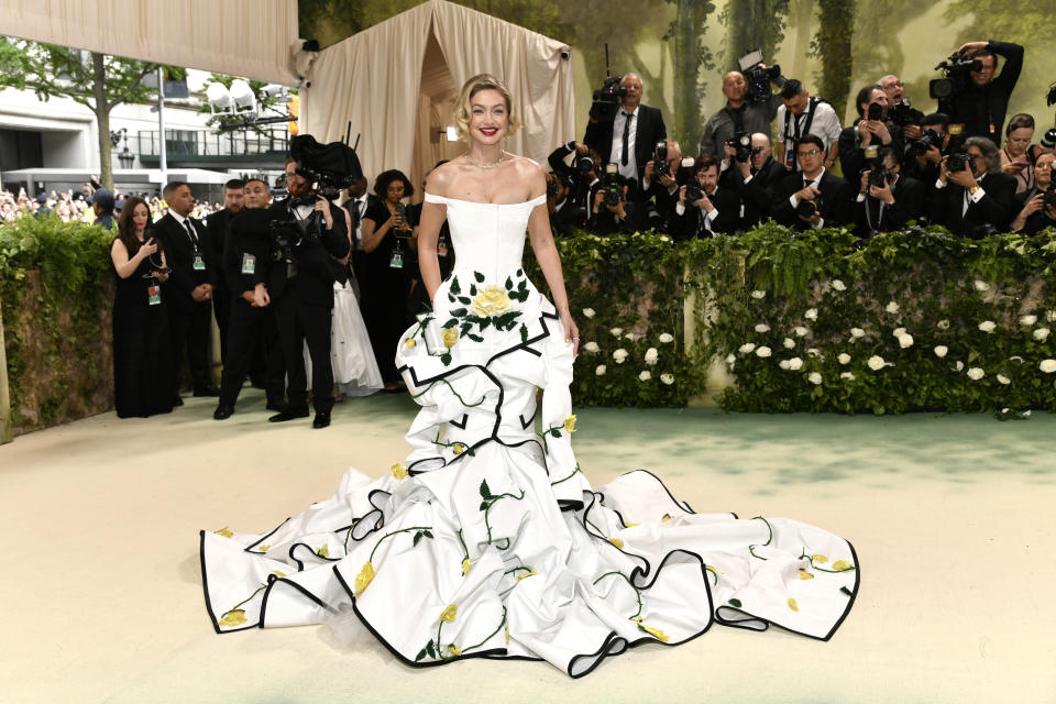 Gigi Hadid llega a la gala benéfica del Instituto del Vestido del Museo Metropolitano de Arte para celebrar la inauguración de la exposición "Sleeping Beauties: Reawakening Fashion" el lunes 6 de mayo de 2024, en Nueva York. (Foto Evan Agostini/Invision/AP)