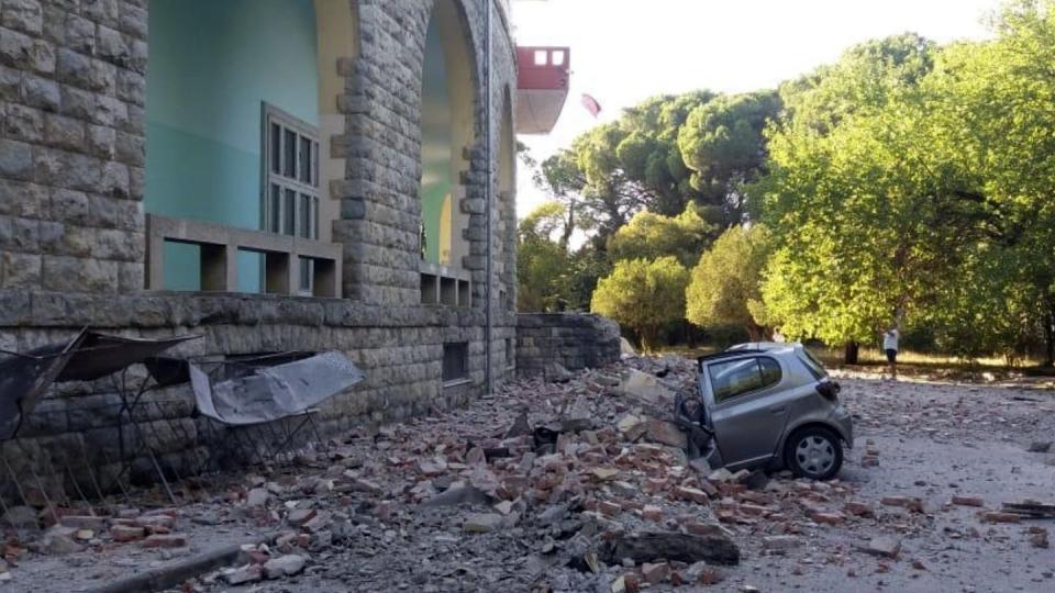 Ein beschädigtes Auto liegt nach einem Erdbeben unter den Trümmern eines Gebäudes in Tirana. Foto: AP