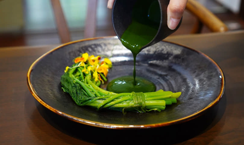 「時蔬．黃金蜆．野菜」淋上以昭和草製作的野菜醬汁，帶有氣味鮮明的山茼蒿風味，可與不同口感的蔬菜搭配享用。