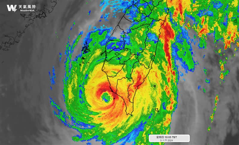 「天氣風險 WeatherRisk」稍早發文示警，颱風即將登陸，南臺灣風雨最劇烈時期。（圖／翻攝自天氣風險）