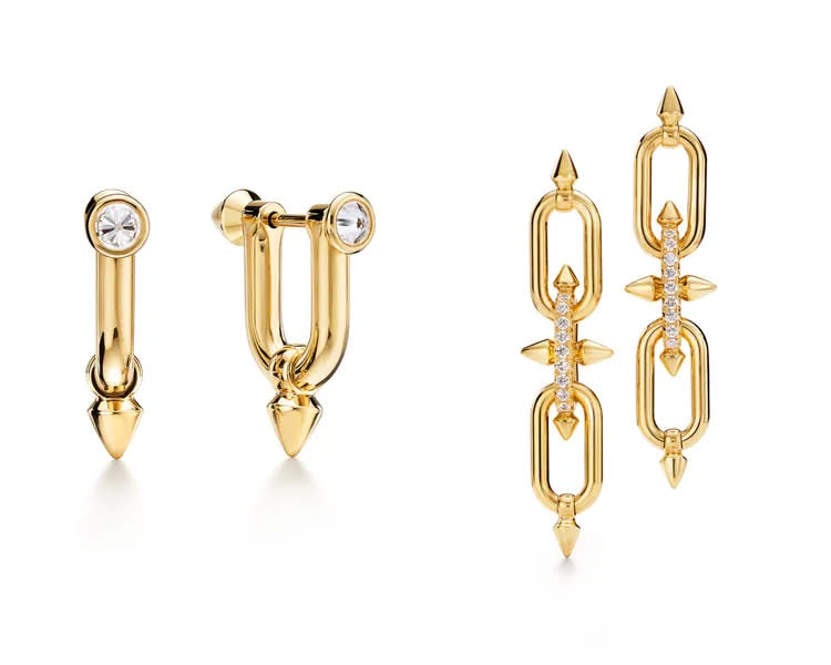Tiffany Titan by Pharrell Williams系列，（左）18K黃金鑽石耳環 ，可轉換成單鑽造型配戴；（右）18K黃金鑽石垂墜式耳環。品牌提供