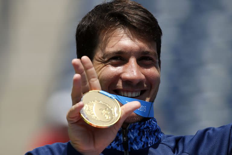 Facundo Bagnis muestra su medalla de oro