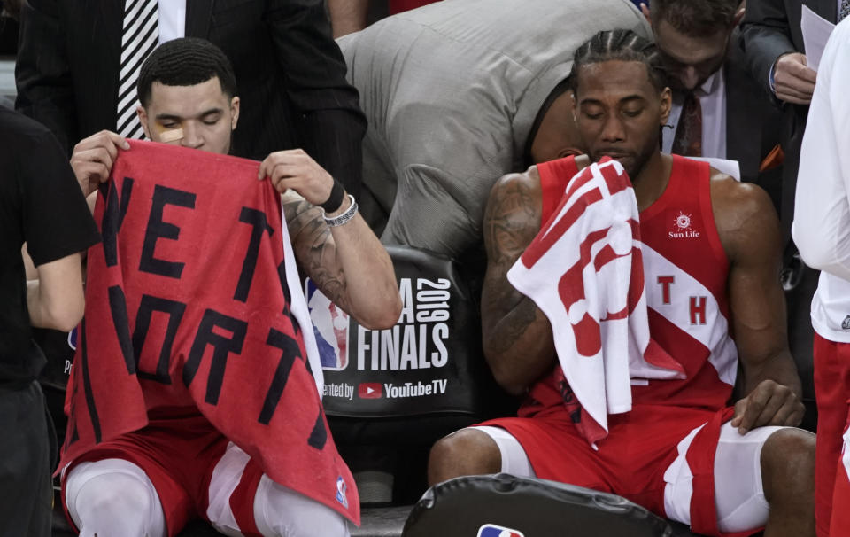 Toronto Raptors guard Fred VanVleet, left, sits on the bench next to forward Kawhi Leonard during the second half of Game 6 of basketball's NBA Finals against the Golden State Warriors in Oakland, Calif., Thursday, June 13, 2019. (AP Photo/Tony Avelar)