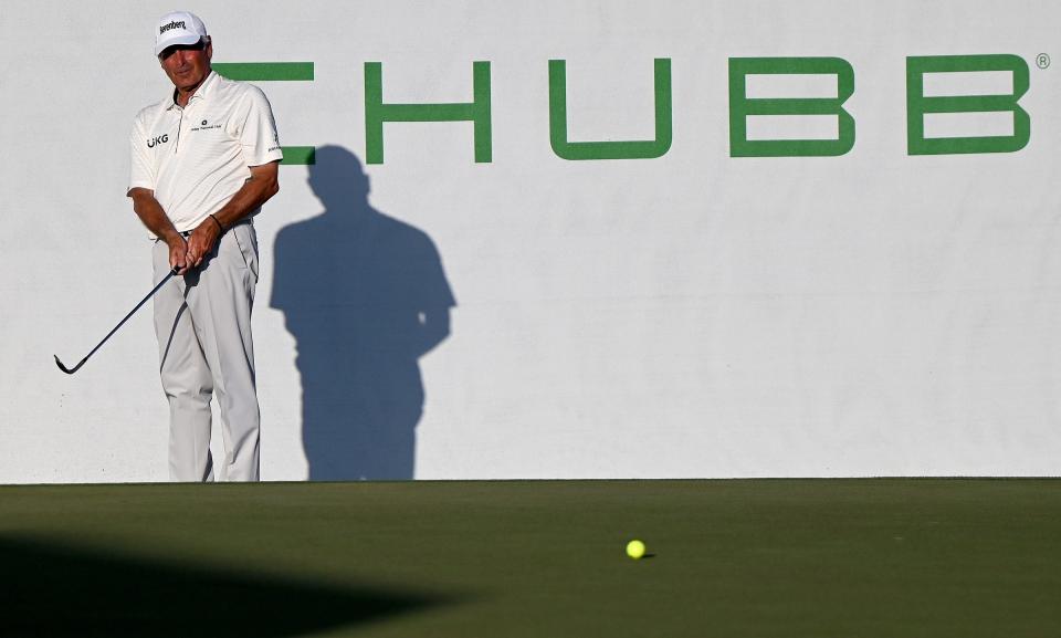 Fred Couples chipping onto the18th green of the PGA Chubb Golf tournament at the Tiburon Golf Club, Sunday, February 19th, 2022, in Naples, Fla. (Photo/Chris Tilley)