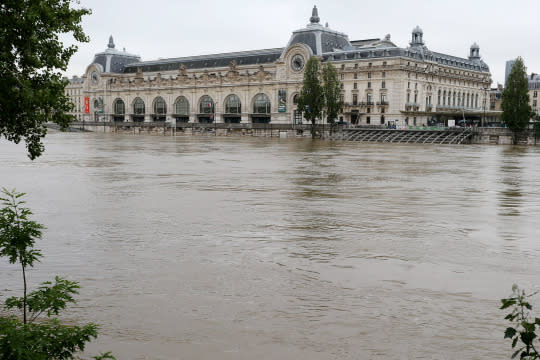 Thousands evacuated as floods batter Paris region