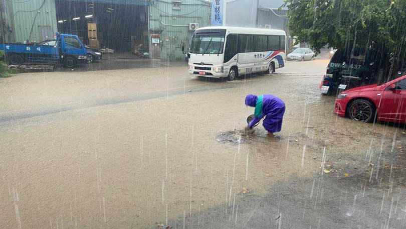 蘆洲區復興路331巷靠近「三重果菜市場」附近水淹半個輪胎高約莫30公分（圖／民眾提供）