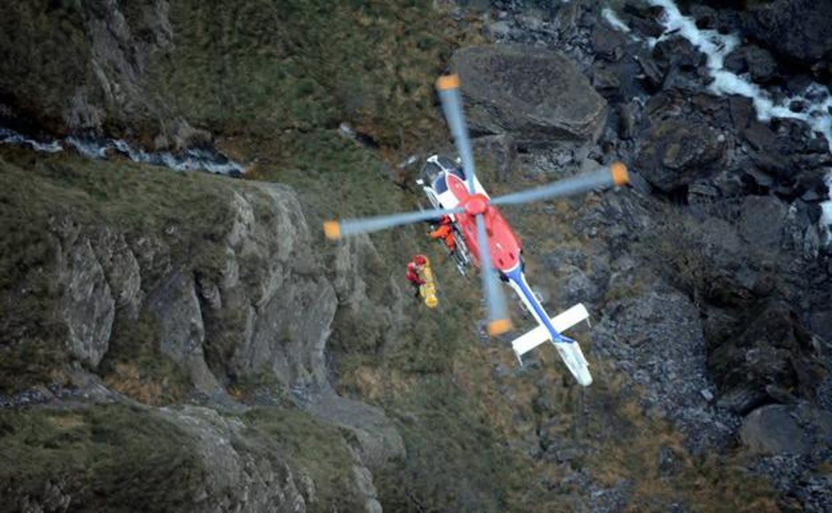 A helicopter recovers the body of the British man  (ERTZAINTZA)