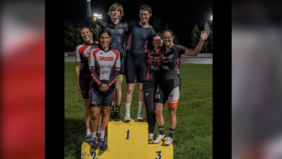 兩名跨性別選手強森與威廉森（中央）搭檔，在女子自行車團體比賽碾壓眾多女選手。（圖／翻攝自推特）