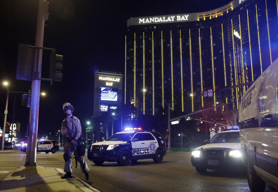 ARCHIVO – Esta foto del domingo 1 de octubre del 2017 muestra a un policía en el bulevar principal de Las Vegas, cerca del hotel y casino Mandalay Bay, durante un tiroteo contra personas reunidas en un concierto de música country, en Las Vegas. (AP Foto/John Locher, Archivo)