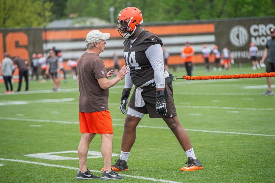 Cleveland Browns offensive line coach Bill Callahan, left, works with tackle Dawand Jones at rookie minicamp in Berea, Friday, May 12, 2023.