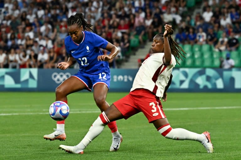 La delantera francesa Marie-Antoinette Katoto (I) disputa el balón con la defensora canadiense Kadeisha Buchanan durante el partido del Grupo A del torneo femenino de fútbol de los Juegos Olímpicos de París, en el estadio Guichard Stadium el 28 de julio de 2024. (Arnaud FINISTRE)