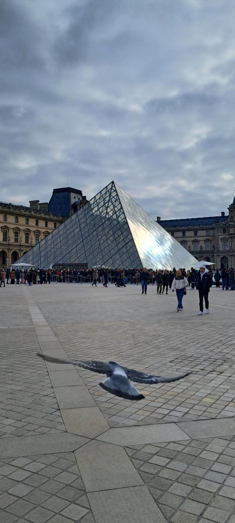 Público esperando acceder al Louvre.